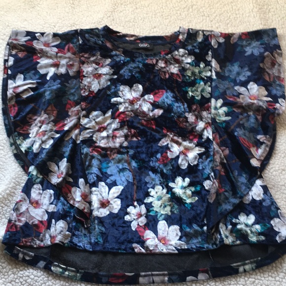 ‼️Beautiful velvet top  ruffles sleeves - Picture 5 of 8